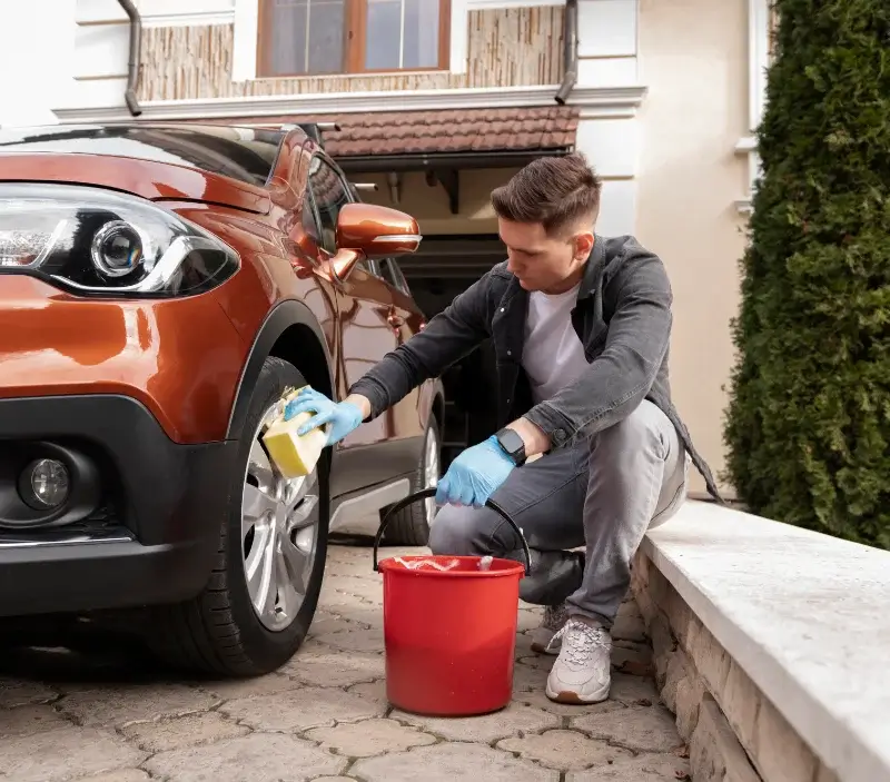 Lavage auto à domicile Chalifert : professionnel intervenant sur un véhicule